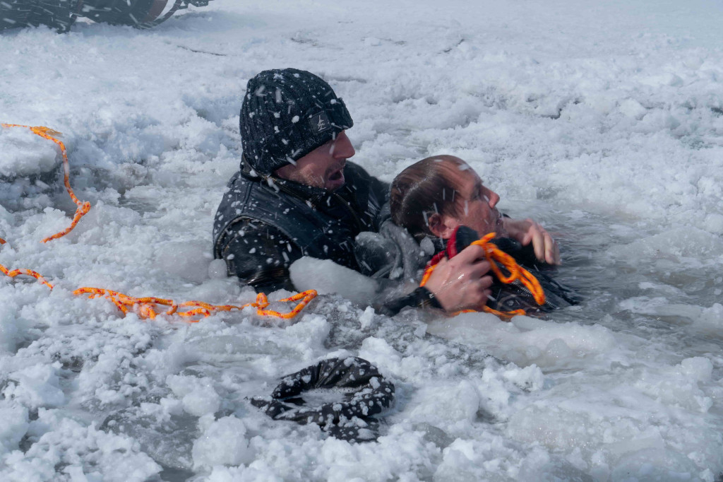<The Ice Road> 疾凍救援 連恩尼遜親自潛入結凍冰湖救援弟弟，限時60秒內必須完成